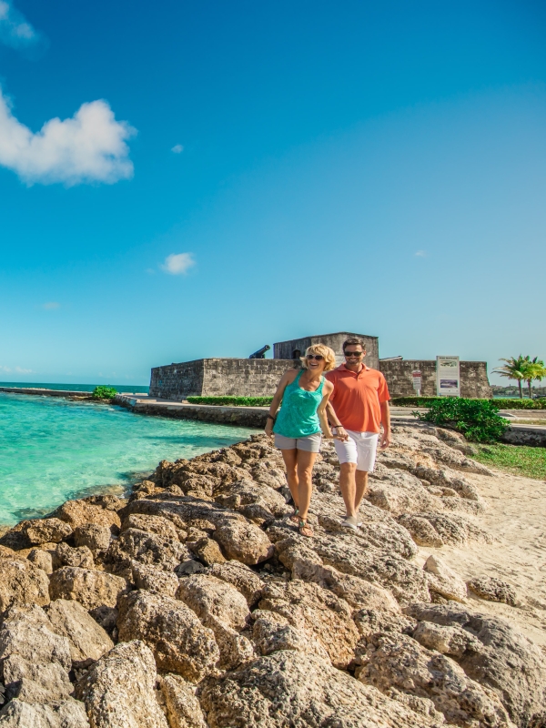 A couple walking along Fort Montagu Beach in Nassau 